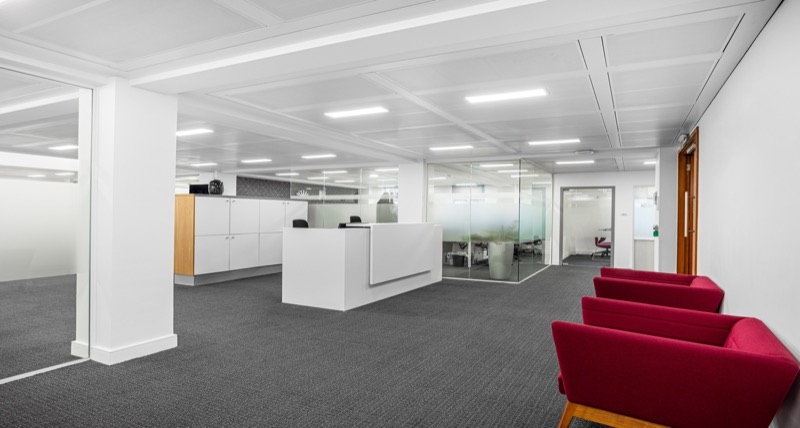 Hot Desking: Advantages and Disadvantages, and What Research Shows